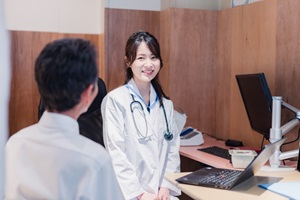 医師が坐骨神経痛の説明をする 医師が坐骨神経痛の説明をする